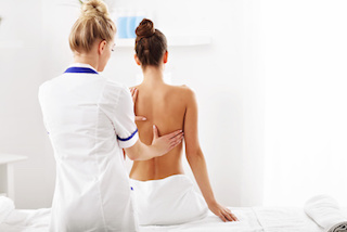medizinische-massage-muenchen-kundin-behandlung