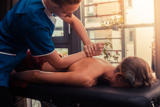 mobile-massage-in-muenchen-kundin-und-masseur